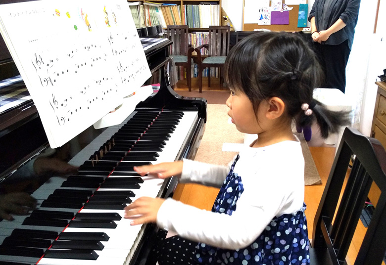 ピアノを弾く女の子の写真
